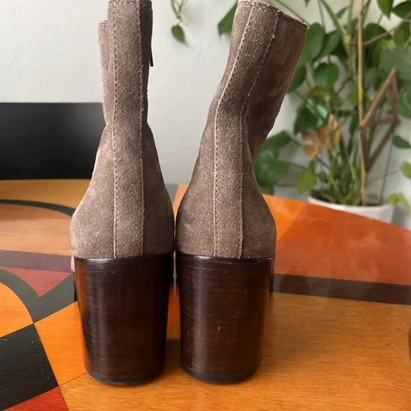 FRYE Joan Campus Suede Wood heeled ankle zip boot. Size 9.5 M Grey - Picture 6 of 12